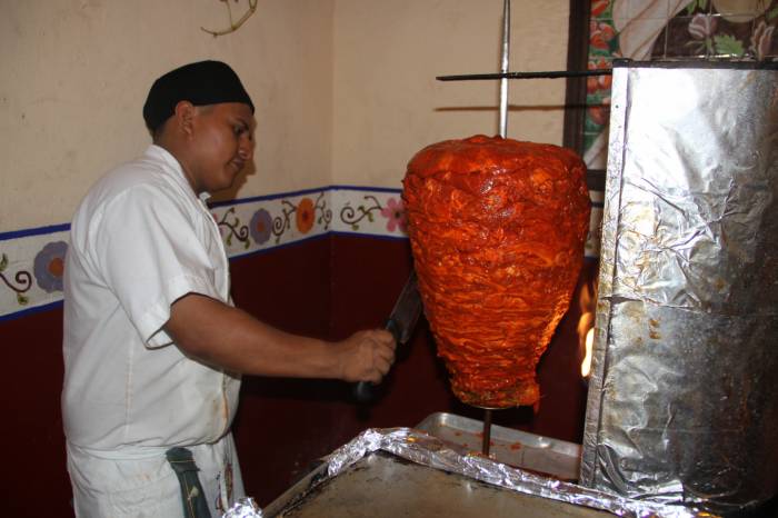 Alza del dólar deja ‘rayados’ a los propineros de Cancún