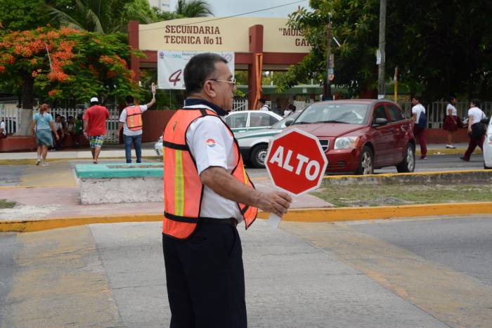 Taxistas de Cancún dejan su unidad y se van a las escuelas