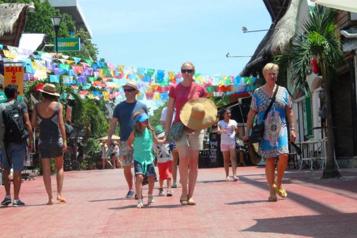 Recorren 25 mil turistas la Quinta Avenida