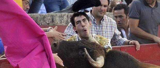 ¿LA TERCERA SERÁ LA VENCIDA?: Por segunda vez en su carrera, torero es cornado en el cuello por un toro