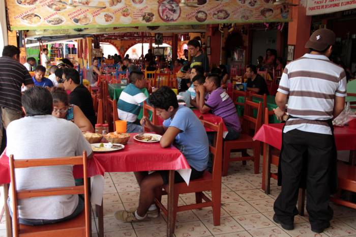 Operaban 35% de negocios en Cancún con licencia vencida