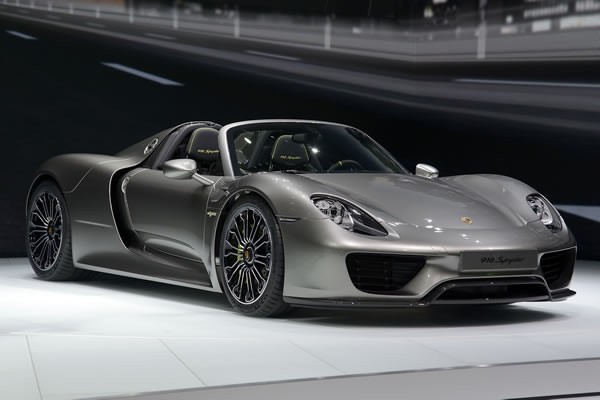Porsche 918 Spyder sufrió absurdo accidente