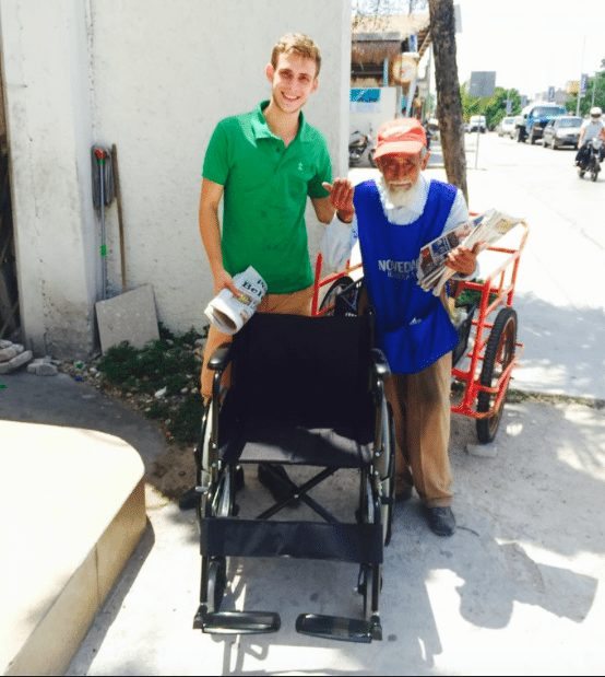 Sergio Rafael De Marco dona silla a Don Damián