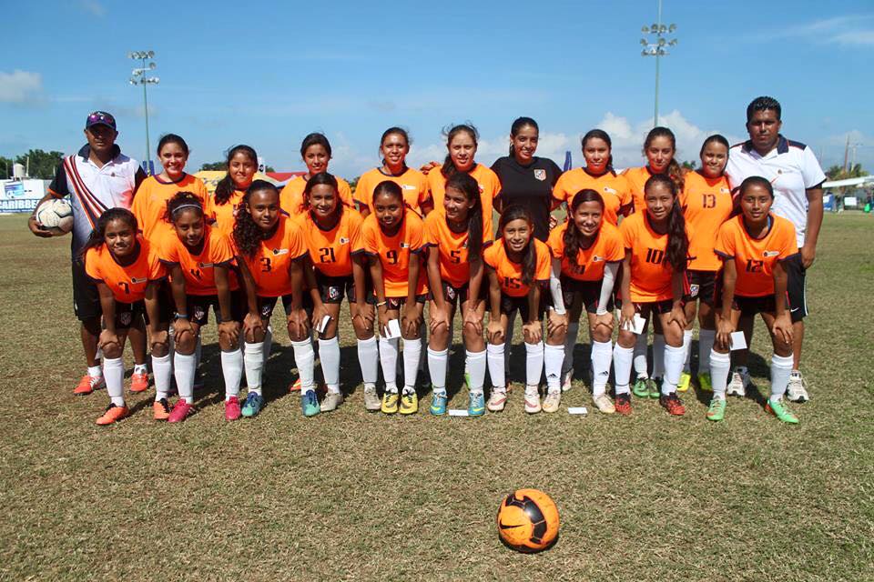 Chicas playenses viven de la patada