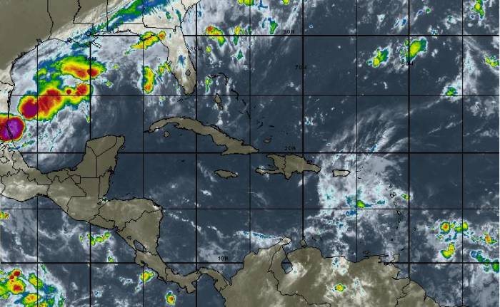 Cancunenses se ‘derriten’ con los rayos del sol