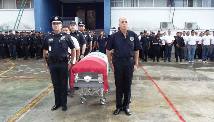 Despiden con honores a policía que murió durante persecución de trailero en la carretera