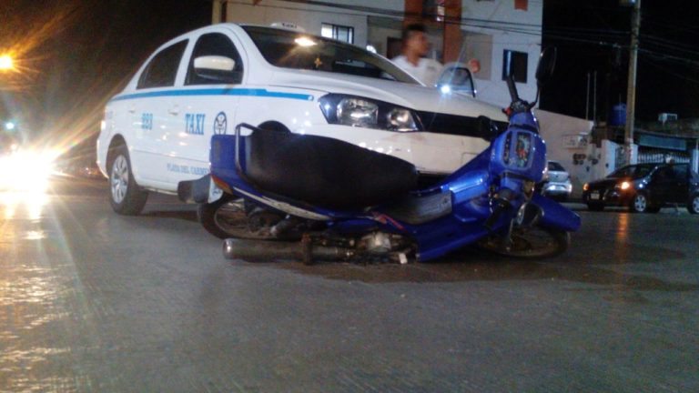 Otra de taxistas… Se pasa su alto y colisiona con motociclista