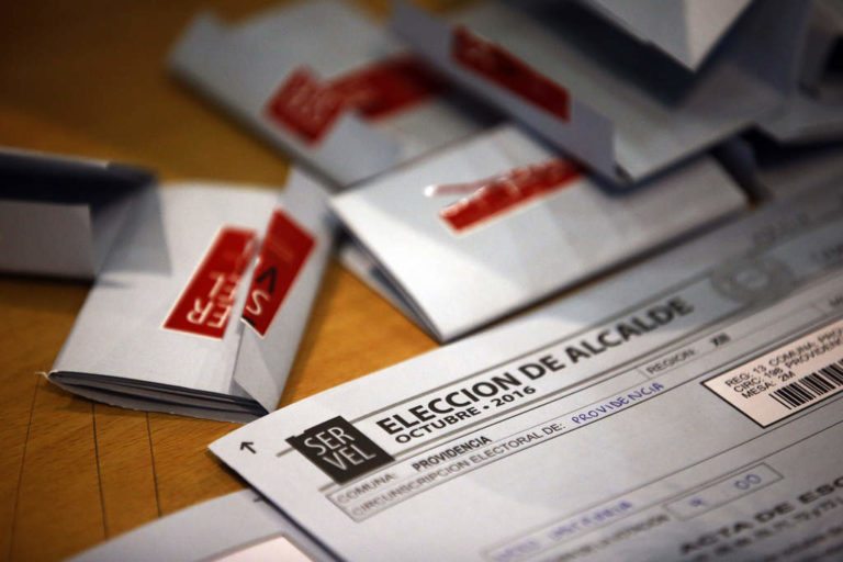 Tras 50 % de recuento, oposición arrebata municipios emblemáticos en Chile