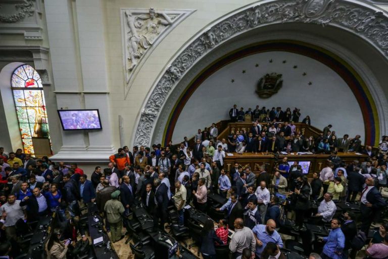 Irrumpen Chavistas en debate por posible destitución de Maduro