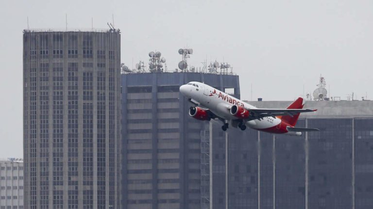 Reanuda Avianca vuelos a Caracas tras incidente aéreo