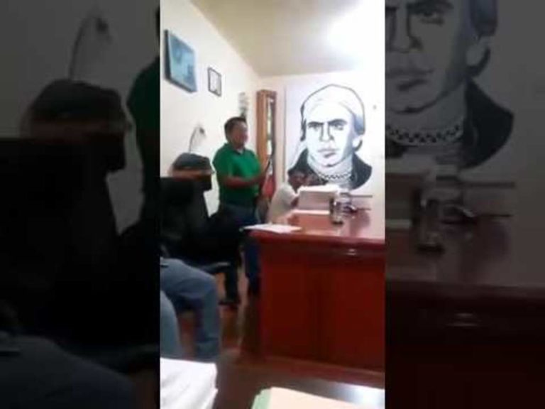 Agente es encarcelado por rascarse con Bastón de Mando en Oaxaca