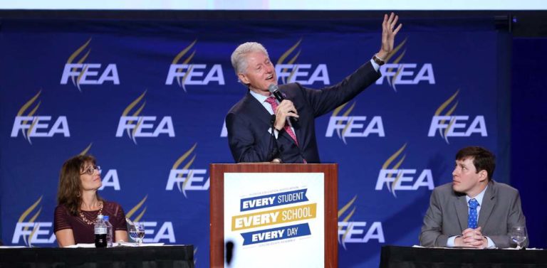 Se sube Bill Clinton al autobús en Florida para conseguir votos para Hillary