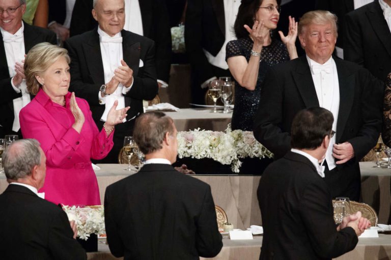 Clinton y Trump comparten mesa en cena de caridad en Nueva York
