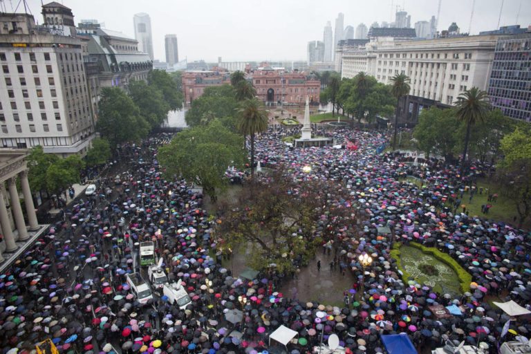 Mujeres realizan un paro global