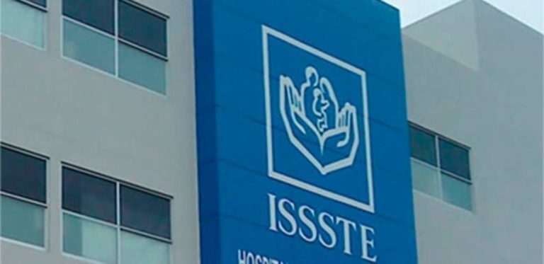 Médicos del ISSSTE exigen salida de director de hospital en Oaxaca