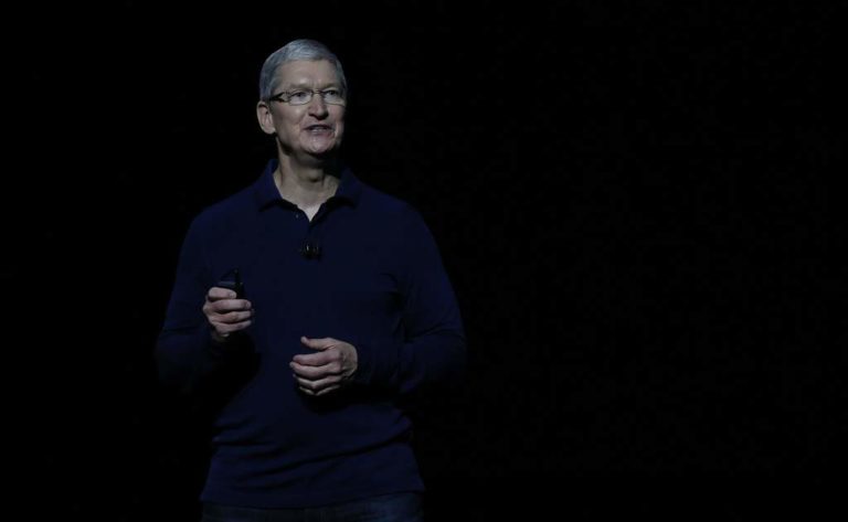 Tim Cook y Bill Gates estuvieron en lista para la Vicepresidencia de Clinton
