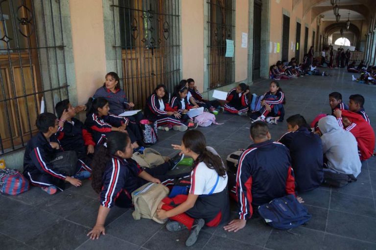 Toman clases en Palacio de Oaxaca para exigir aulas