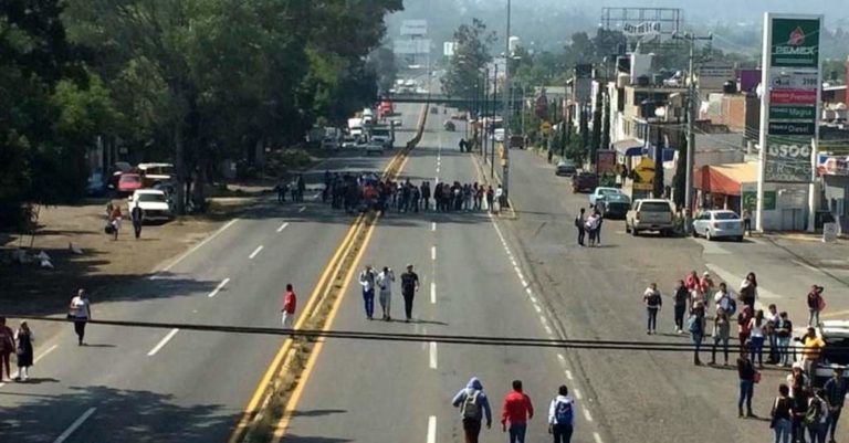 Detienen a 50 normalistas tras enfrentamiento con policías en Morelia