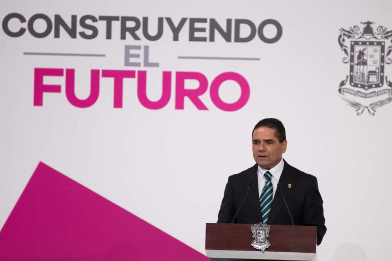 Hace Aureoles ocho cambios en su gabinete