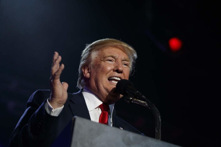 Reitera Trump acusación a medios de 'amañar' elecciones