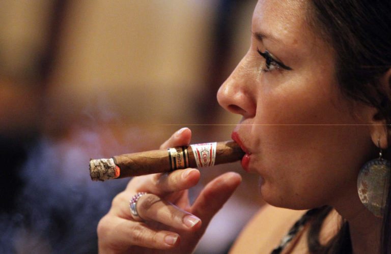 Elimina EU restricciones al cigarro y ron cubanos