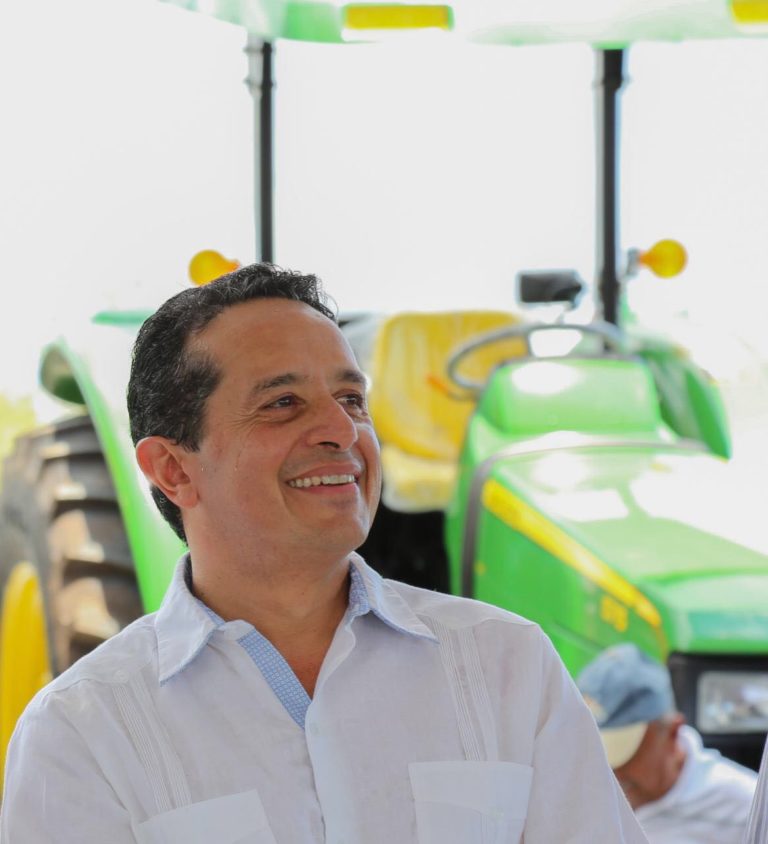 Exigen a Carlos Joaquín que vaya contra Mauricio Góngora