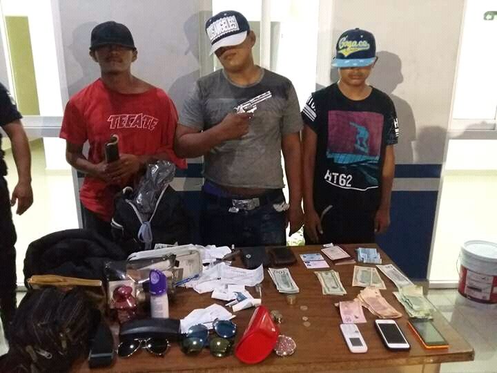 Detienen tres asaltantes de playa express