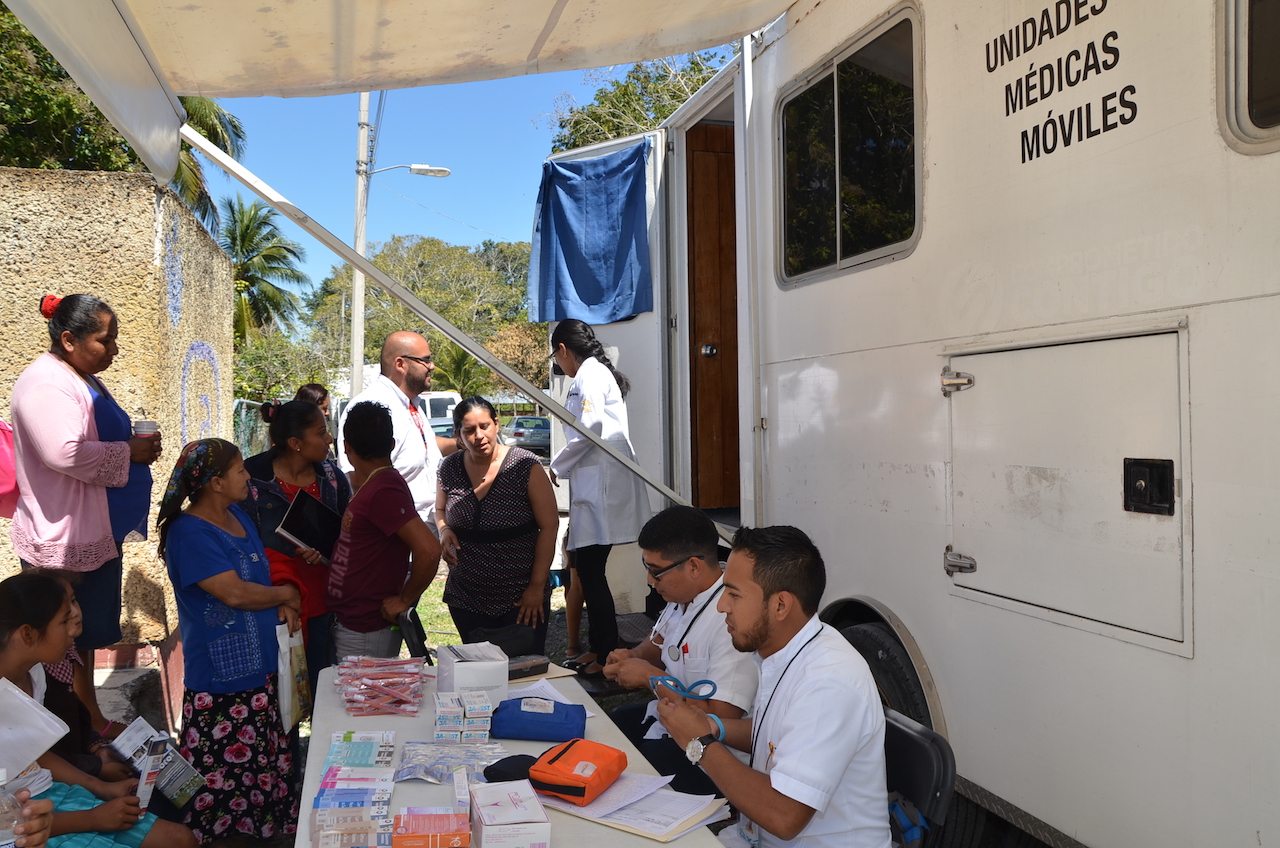 Atienden a habitantes de comunidades rurales con las Unidades Médicas Móviles