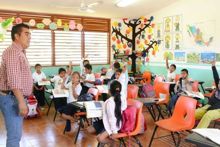 Paga Carlos Joaquín a maestros de Quintana Roo 0102