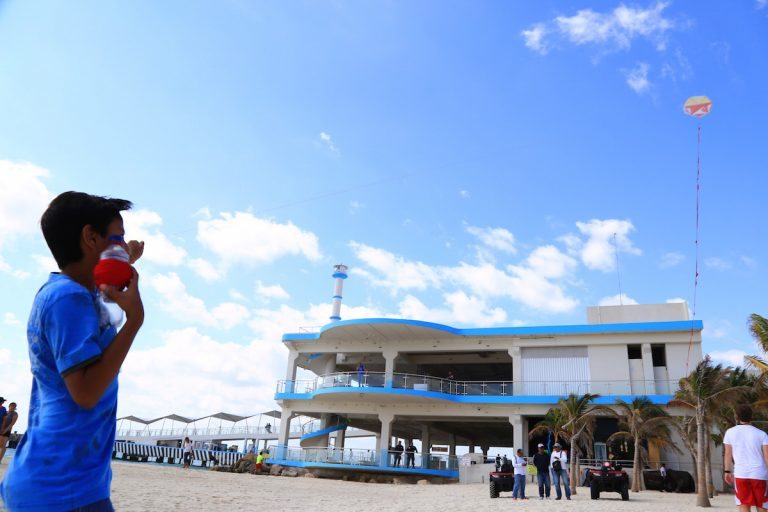 Buscan rescatar juegos tradicionales con el Concurso de Papalotes en Playa Piñatas