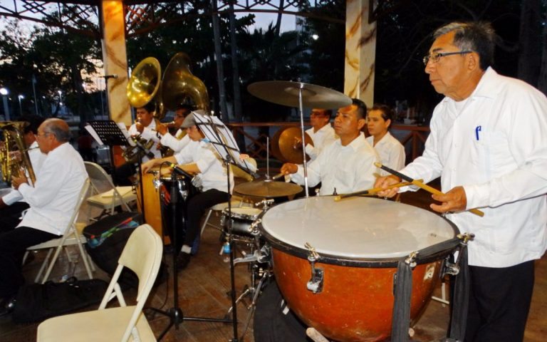 Ambiente familiar y de convivencia en la presentación de la Banda de Música