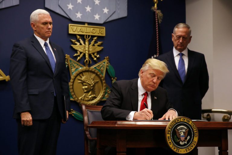 Trump firma decreto, ola de indignación