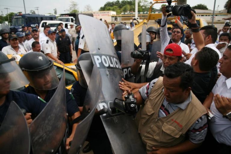 Reportan 65 agresiones y mil 499 despidos de periodistas en Argentina