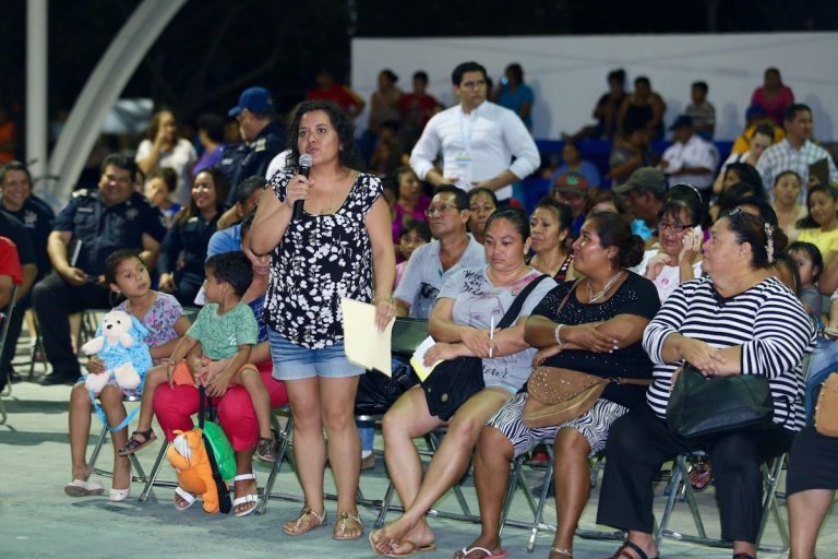 Escucha y atiende Cristina Torres a vecinos del fraccionamiento La Guadalupana