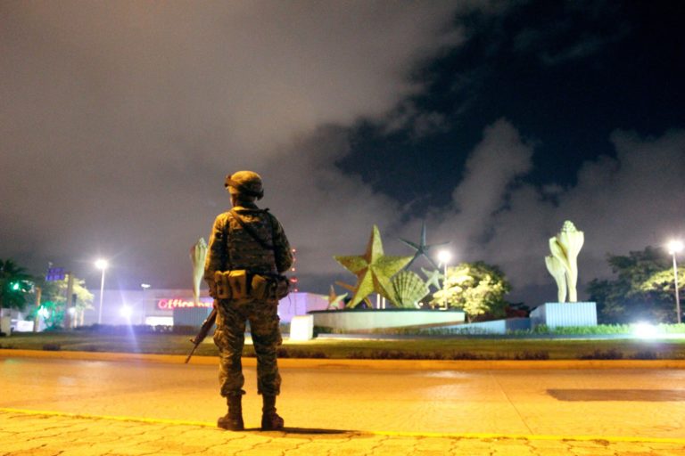Fuerte balacera  y persecución automovilística en Cancún