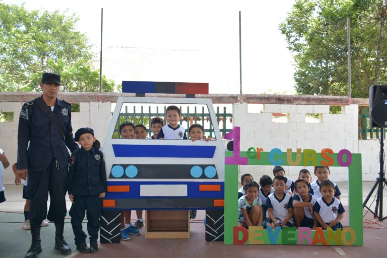 Curso de verano a hijos de policías y bomberos en Tulum