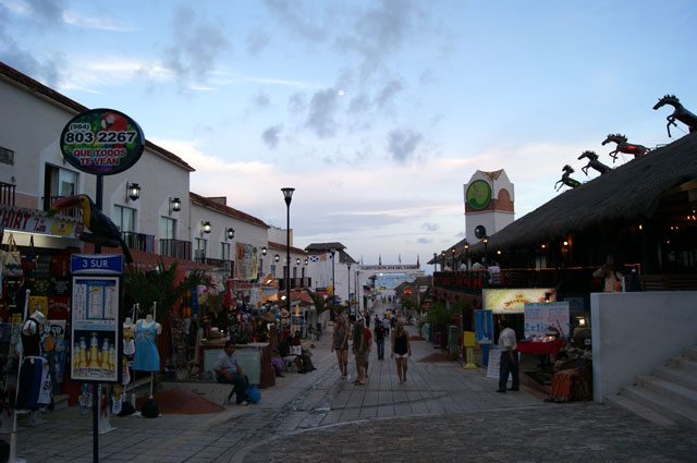 Aparecen dos narcomantas en Playa del Carmen