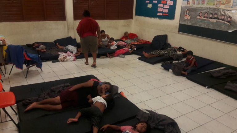 Habitantes de Punta Allen pasan la noche en refugio