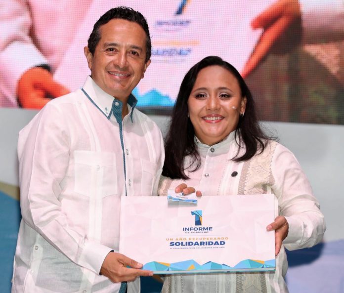 Cristina Torres en su primer informe con Carlos Joaquín