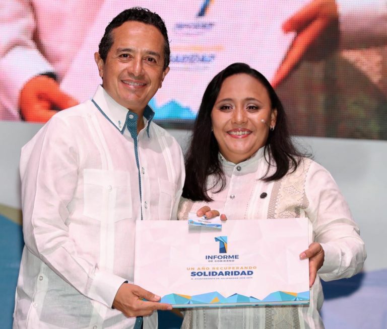 Cristina Torres en su primer informe con Carlos Joaquín