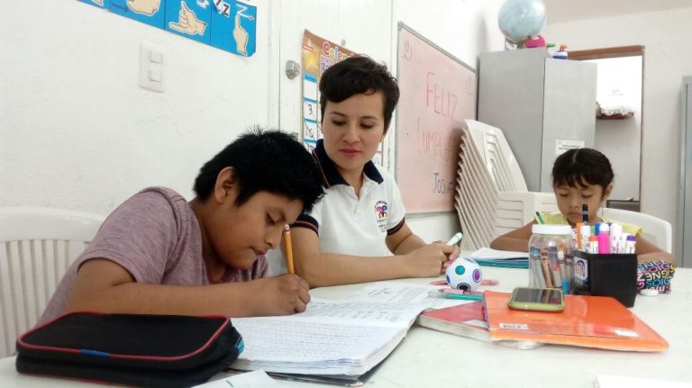 Su debilidad auditiva la encausó a enseñar lenguaje de señas