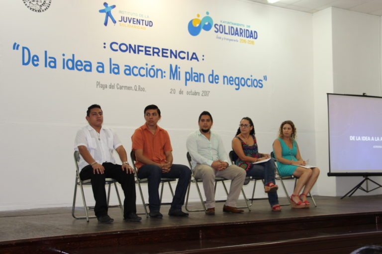Empresarias motivan a estudiantes en conferencia sobre negocios