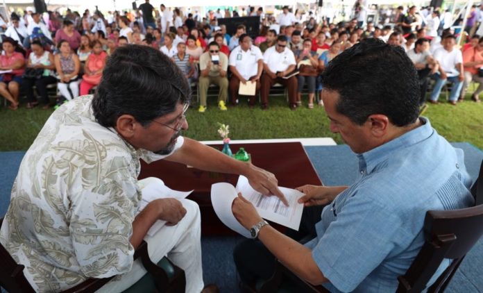 Puerto Morelos.- Carlos Joaquín realizó la audiencia pública Platícale al Gobernador, en la colonia Pescadores de Puerto Morelos.