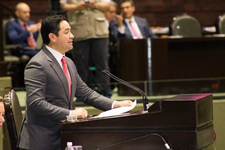 José Luis “Chanito” Toledo, entrega exhorto a José Antonio Meade para homologar tarifas eléctricas