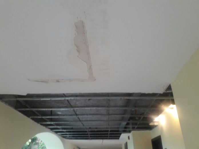 Pedazos de techo se caen frente a turistas