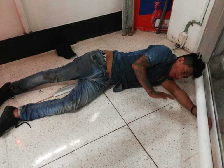 Esposo muele a golpes a asaltante de su mujer primera foto