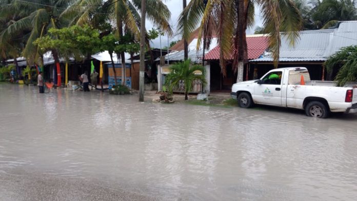 fuertes inundaciones en Puerto Morelos dos de Octubre 2017
