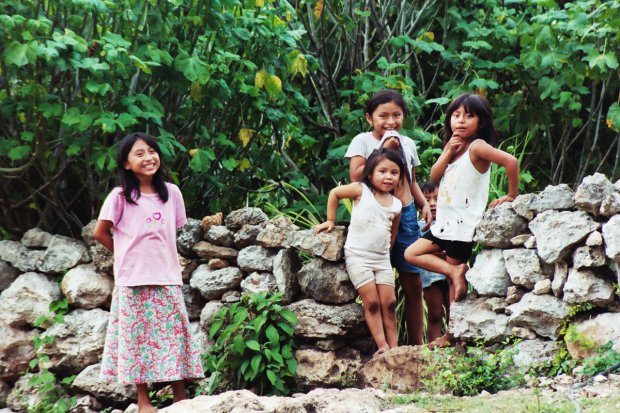 Con 'boteo' en fondeadora, buscan llevar "cuentos por la paz" a niños mayas