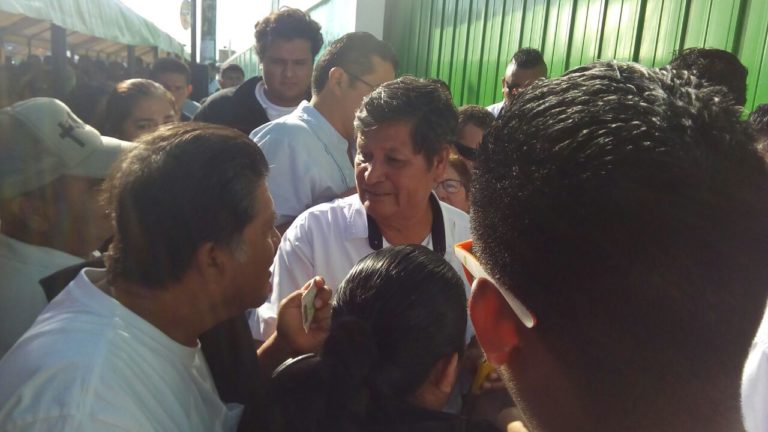 Con retraso inicia votación de taxistas