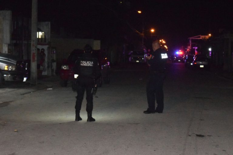 Expulsan habitantes a policías de Mahahual